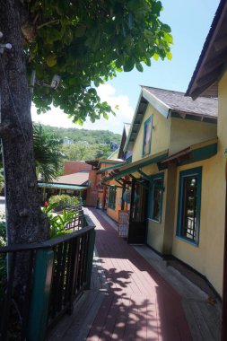 Renkli ahşap evler, sahil dükkanları