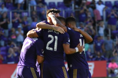 Orlando Magic oyuncusu Fournier, 25 Ekim 2018 tarihinde Orlando Florida 'daki Amway Center' da spor ceketlilere karşı gol atmaya çalıştı..  