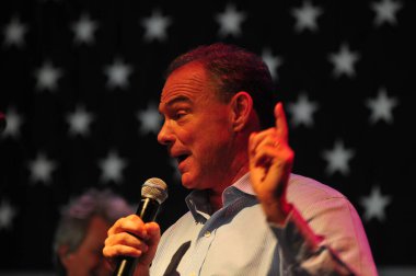 Şarkıcı Jon Bon Jovi, 5 Kasım 2016 'da St. Petersburg Florida' da Devlet Street Theater in Support of HIllary Clinton 'ın Başkan İhalesi' nde sahne alıyor.