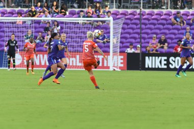 Orlando Pride, 22 Nisan 2018 'de Florida, Orlando' daki Exploria Stadyumu 'nda Houston Dash' e ev sahipliği yaptı..  