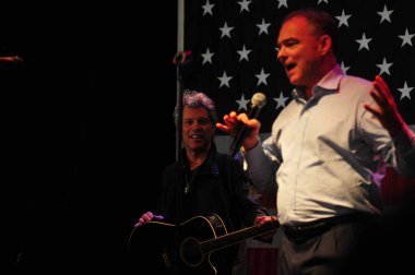 Şarkıcı Jon Bon Jovi, 5 Kasım 2016 'da St. Petersburg Florida' da Devlet Street Theater in Support of HIllary Clinton 'ın Başkan İhalesi' nde sahne alıyor.