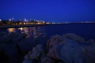 İskele ve şehir ışıklarının gece manzarası 