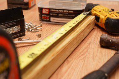 Ev yenileme projesi için inşaat araçları kullanılıyor