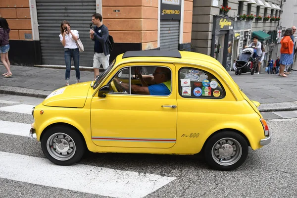Visa Gammal Söt Liten Italiensk Bil — Stockfoto