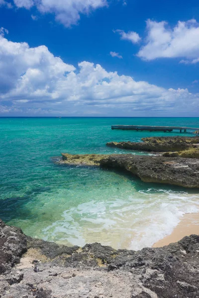 George Town 'daki Caymond Adası' ndaki en güzel plajların güzel manzarası.