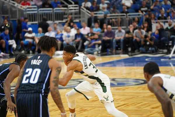Orlando Magic, Orlando, Florida, ABD 'deki Amway Center' da Milwaukee Bucks 'a ev sahipliği yapıyor. 1 Kasım 2019.  