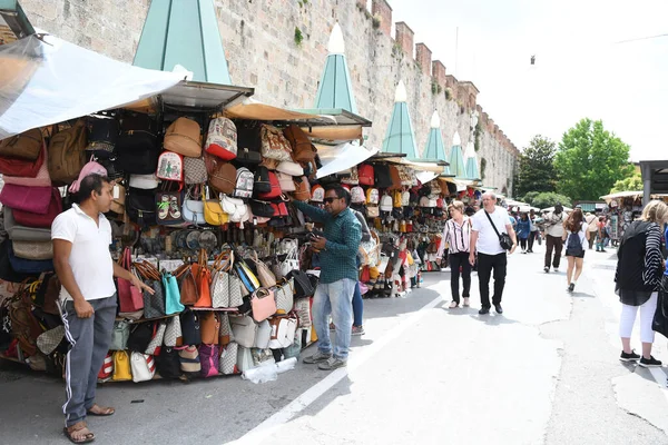 Yerel hediyelik eşya pazarına bak