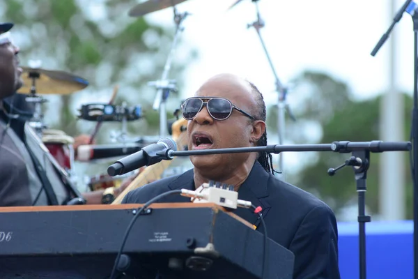 Stevie Wonder, Başkan Barack Obama 'nın 6 Kasım 2016' da Kissimmee Florida 'da başkanlık adaylığını destekleyen mitinginde performans sergiliyor..
