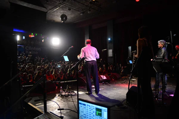 Şarkıcı Jon Bon Jovi, 5 Kasım 2016 'da St. Petersburg Florida' da Devlet Street Theater in Support of HIllary Clinton 'ın Başkan İhalesi' nde sahne alıyor.