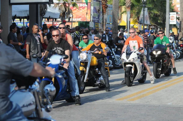 17 Mart 2012 'de Daytona Beach Florida' da düzenlenen geleneksel Bisiklet Haftası sırasında motorcular.