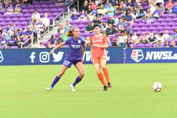 Orlando Pride, 22 Nisan 2018 'de Florida, Orlando' daki Exploria Stadyumu 'nda Houston Dash' e ev sahipliği yaptı.. 