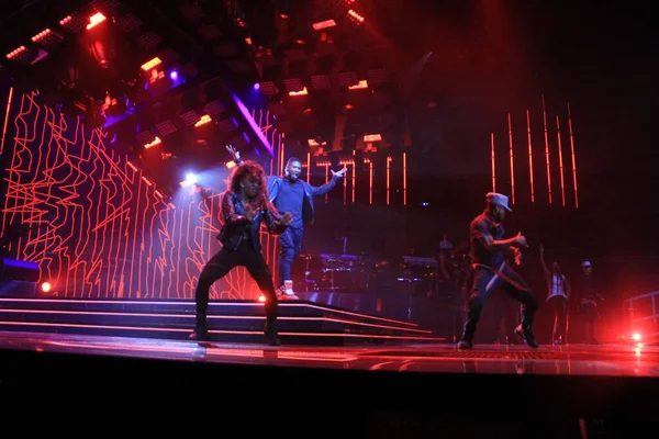 R & B Şarkıcısı Usher 12 Aralık 2015 'te Orlando Florida' daki Amway Center 'da sahne alacak..