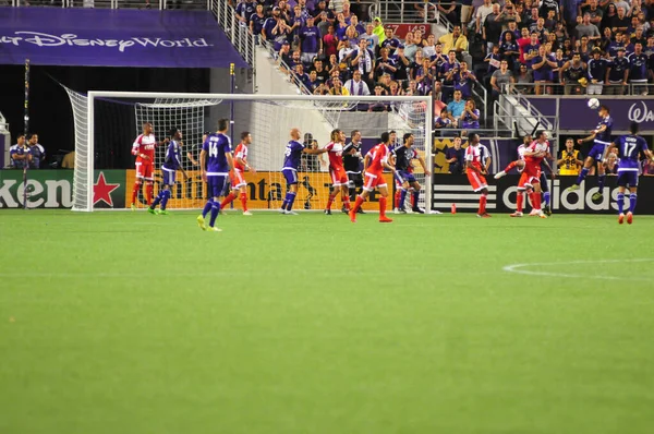 Orlando City SC, 8 Mayıs 2015 'te Florida' daki Kamp Dünyası Stadyumu 'nda Los Angeles Galaksisi' ne ev sahipliği yaptı.. 