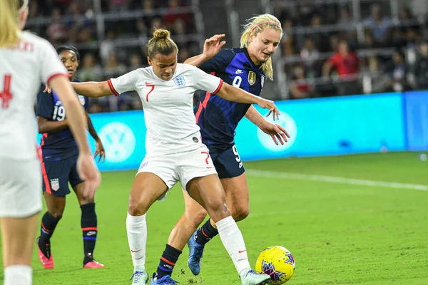 Nikki Parris # 7 ve Lindsey Horran # 9 numaralı top için 5 Mart 2020 tarihinde Orlando Florida 'daki Exploria Stadyumu' nda düzenlenen 2020 SheBelieves Kupası 'nda mücadele etti..  