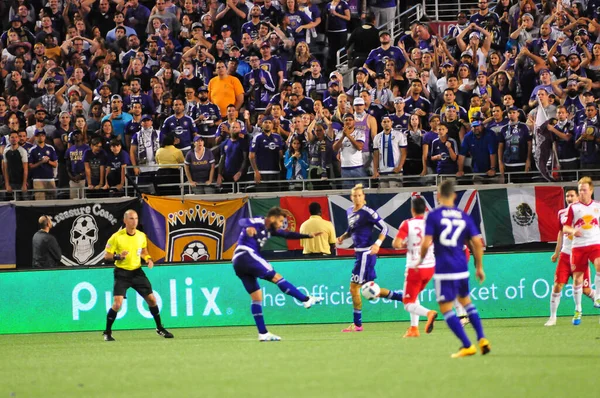Orlando City SC, 6 Mayıs 2016 'da Orlando Florida' daki Dünya Kampı Stadyumu 'nda New York Red Bulls' a ev sahipliği yaptı..