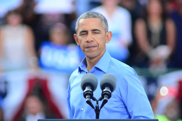 バラク オバマ大統領は フロリダ州キシミーの民主党大統領候補ヒラリー クリントンのためのオセオラ ヘリテージ パーク スタジアムでの選挙集会で講演する — ストック写真