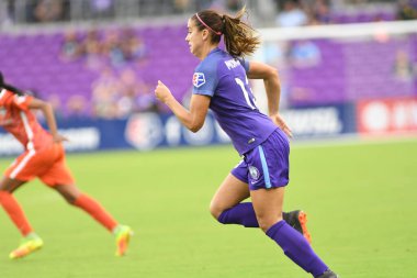 Orlando Pride, 22 Nisan 2018 'de Florida, Orlando' daki Exploria Stadyumu 'nda Houston Dash' e ev sahipliği yaptı..  