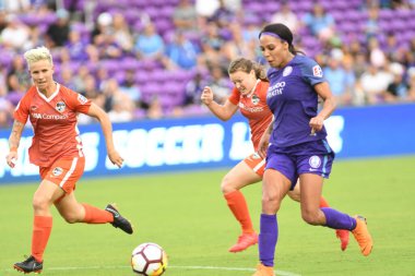 Orlando Pride, 22 Nisan 2018 'de Florida, Orlando' daki Exploria Stadyumu 'nda Houston Dash' e ev sahipliği yaptı..  