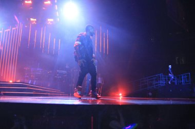 R & B Şarkıcısı Usher 12 Aralık 2014 'te Orlando Florida' daki Amway Center 'da sahne alacak..  