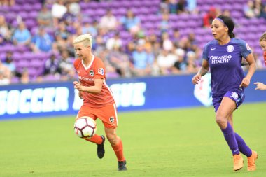 Orlando Pride, 22 Nisan 2018 'de Florida, Orlando' daki Exploria Stadyumu 'nda Houston Dash' e ev sahipliği yaptı..  