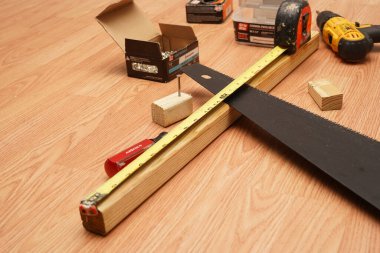 Ev yenileme projesi için büyük testere kullanıma hazır..