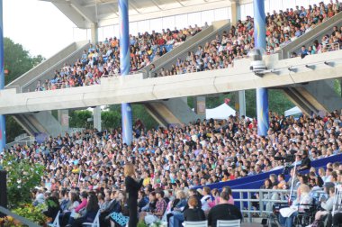 8 Nisan 2012 'de Orlando Florida' da yıllık Deniz Dünyasının Paskalya Gündoğumu Servisi.  