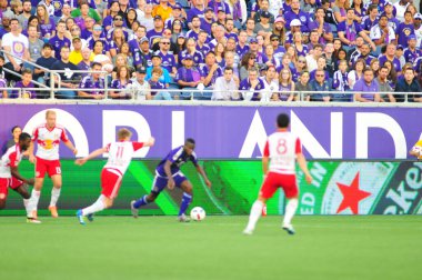 Orlando City SC, 6 Mayıs 2016 'da Orlando Florida' daki Dünya Kampı Stadyumu 'nda New York Red Bulls' a ev sahipliği yaptı..  