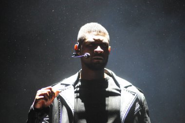 R & B Şarkıcısı Usher 12 Aralık 2015 'te Orlando Florida' daki Amway Center 'da sahne alacak..