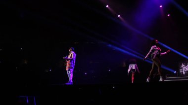 R & B Şarkıcısı Usher 12 Aralık 2014 'te Orlando Florida' daki Amway Center 'da sahne alacak..  