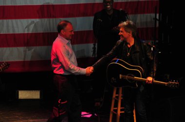 Şarkıcı Jon Bon Jovi, 5 Kasım 2016 'da St. Petersburg Florida' da Devlet Street Theater in Support of HIllary Clinton 'ın Başkan İhalesi' nde sahne alıyor.