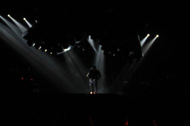 R & B Şarkıcısı Usher 12 Aralık 2014 'te Orlando Florida' daki Amway Center 'da sahne alacak..  