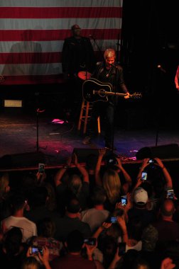 Şarkıcı Jon Bon Jovi, 5 Kasım 2016 'da St. Petersburg Florida' da Devlet Street Theater in Support of HIllary Clinton 'ın Başkan İhalesi' nde sahne alıyor.