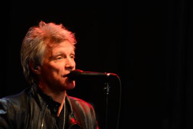 Şarkıcı Jon Bon Jovi, 5 Kasım 2016 'da St. Petersburg Florida' da Devlet Street Theater in Support of HIllary Clinton 'ın Başkan İhalesi' nde sahne alıyor.