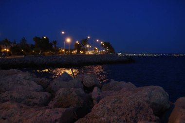 İskele ve şehir ışıklarının gece manzarası 