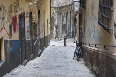 Tipik bir Avrupa sokağı. Güzel ve eski binalar.