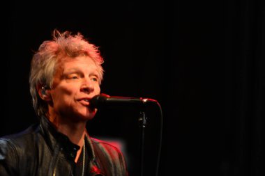 Şarkıcı Jon Bon Jovi, 5 Kasım 2016 'da St. Petersburg Florida' da Devlet Street Theater in Support of HIllary Clinton 'ın Başkan İhalesi' nde sahne alıyor.