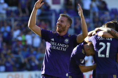 Orlando Magic oyuncusu Fournier, 25 Ekim 2018 tarihinde Orlando Florida 'daki Amway Center' da spor ceketlilere karşı gol atmaya çalıştı..  