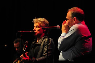 Şarkıcı Jon Bon Jovi, 5 Kasım 2016 'da St. Petersburg Florida' da Devlet Street Theater in Support of HIllary Clinton 'ın Başkan İhalesi' nde sahne alıyor.