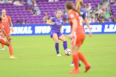 Orlando Pride, 22 Nisan 2018 'de Florida, Orlando' daki Exploria Stadyumu 'nda Houston Dash' e ev sahipliği yaptı..  
