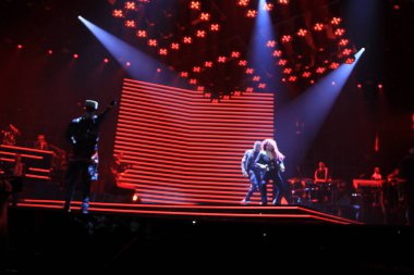 R & B Şarkıcısı Usher 12 Aralık 2014 'te Orlando Florida' daki Amway Center 'da sahne alacak..  