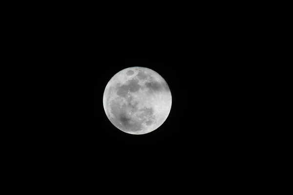 Gece Gökyüzünde Dolunayın Güzel Manzarası — Stok fotoğraf