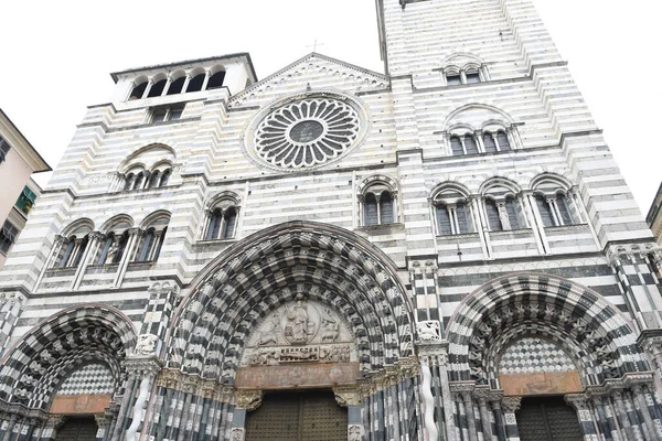 Güzel binaların cepheleriyle sokak manzarası, İtalya şehir manzarası