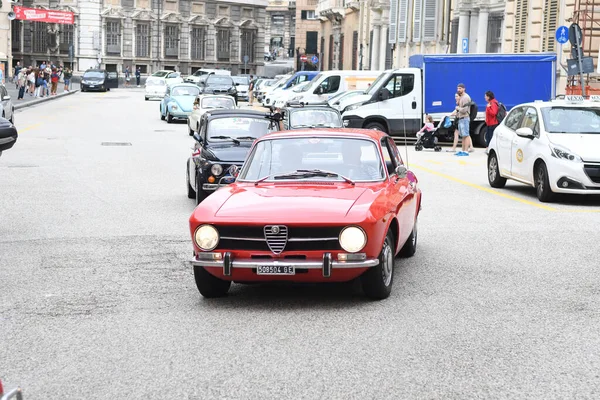 Vista Sulla Vecchia Graziosa Piccola Auto Italiana — Foto Stock