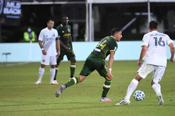 Los Angeles Galaksisi, 14 Temmuz 2020 'de Orlando Florida ABD' deki ESPN Vahşi Spor Dünyası 'nda düzenlenen MLS Sırt Turnuvası sırasında Portland Timbers ile karşı karşıya geldi.
