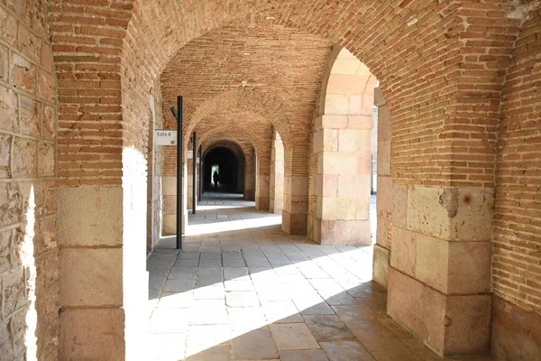 Kemer şeklindeki tuğla girişe bak