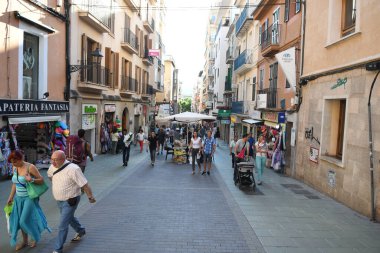 Şehrin sokaklarına bak, binaların dış yüzüne bak.