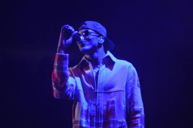 R & B Şarkıcısı Usher 12 Aralık 2015 'te Orlando Florida' daki Amway Center 'da sahne alacak..