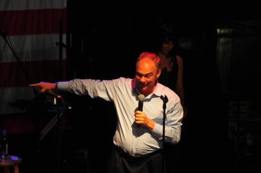 Şarkıcı Jon Bon Jovi, 5 Kasım 2016 'da St. Petersburg Florida' da Devlet Street Theater in Support of HIllary Clinton 'ın Başkan İhalesi' nde sahne alıyor.