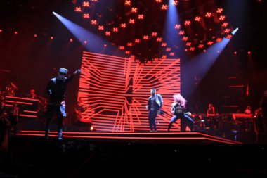 R & B Şarkıcısı Usher 12 Aralık 2014 'te Orlando Florida' daki Amway Center 'da sahne alacak..  