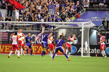 Orlando City SC, 6 Mayıs 2016 'da Orlando Florida' daki Dünya Kampı Stadyumu 'nda New York Red Bulls' a ev sahipliği yaptı..  
